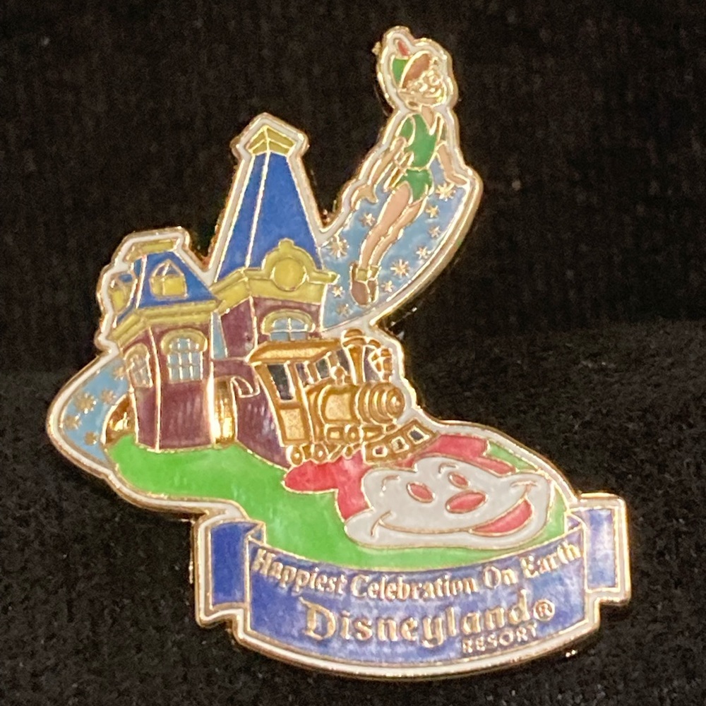 2005 Disney resorts happiest place on earth pin